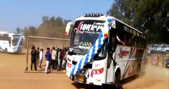 ടൂറിസ്റ്റ് ബസ്സുകളുടെ അഭ്യാസ പ്രകടനം; ന്യായീകരണവുമായി ബസ് ഉടമകള് ടൂറിസ്റ്റ് ബസ്സുകളുടെ അഭ്യാസ പ്രകടനം; ന്യായീകരണവുമായി ബസ് ഉടമകള്