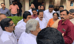 മക്കളെ ശിശുക്ഷേമ സമിതിക്ക് കൈമാറിയ സംഭവം:  കോണ്‍ഗ്രസ്സ് നേതാക്കള്‍ ശിശുക്ഷേമ സമിതി സന്ദര്‍ശിച്ചു