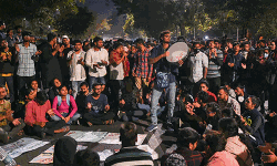 വിദ്യാര്‍ഥികള്‍ക്കെതിരേ പ്രതികാര നടപടി; ജെഎന്‍യുവില്‍ പന്തംകൊളുത്തി പ്രതിഷേധം