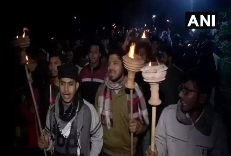 വിദ്യാര്ഥികള്ക്ക് അന്ത്യശാസനം; ജെഎന്യുവില് പന്തംകൊളുത്തി പ്രതിഷേധം വിദ്യാര്ഥികള്ക്ക് അന്ത്യശാസനം; ജെഎന്യുവില് പന്തംകൊളുത്തി പ്രതിഷേധം