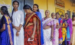 കര്‍ണാടക: 15 നിയമസഭാ മണ്ഡലങ്ങളിലേക്ക് ഉപതിരഞ്ഞെടുപ്പ് തുടങ്ങി; യെദ്യൂരപ്പയ്ക്ക് നിര്‍ണായകം