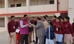 മുഖ്യമന്ത്രിയുടെ ദുരിതാശ്വാസ നിധിയിലേക്ക്  മയൂര്‍ വിഹാര്‍ കേരള സ്‌കൂളിന്റെ സംഭാവന കൈമാറി