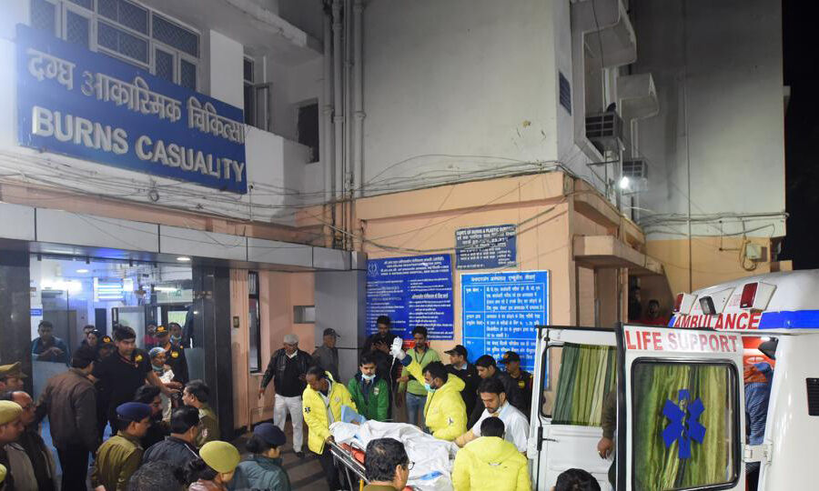 ഉന്നാവോയില് തീകൊളുത്തി കൊല്ലാന് ശ്രമിച്ച പെണ്കുട്ടിയുടെ ചികിത്സ ആരംഭിച്ചു, അപകടനില തരണംചെയ്തിട്ടില്ല ഉന്നാവോയില് തീകൊളുത്തി കൊല്ലാന് ശ്രമിച്ച പെണ്കുട്ടിയുടെ ചികിത്സ ആരംഭിച്ചു, അപകടനില തരണംചെയ്തിട്ടില്ല