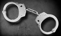 കവര്‍ച്ചക്കേസ് പ്രതി കൈവിലങ്ങുമായി പോലിസ് ജീപ്പില്‍നിന്ന് രക്ഷപ്പെട്ടു