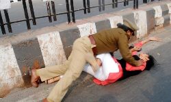 ഉന്നാവോയില്‍ പ്രതിഷേധക്കാരെ പോലിസ് തല്ലിച്ചതച്ചു; വലിച്ചിഴച്ചു(വീഡിയോ)