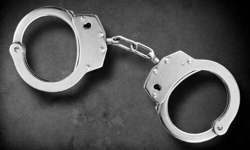 കവര്‍ച്ചക്കേസ് പ്രതി കൈവിലങ്ങുമായി പോലിസ് ജീപ്പില്‍നിന്ന് രക്ഷപ്പെട്ടു