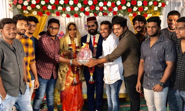 യുവാവിന്റെ വിവാഹത്തിനു സമ്മാനമായി ഉള്ളി നല്കി സുഹൃത്തുക്കള് യുവാവിന്റെ വിവാഹത്തിനു സമ്മാനമായി ഉള്ളി നല്കി സുഹൃത്തുക്കള്