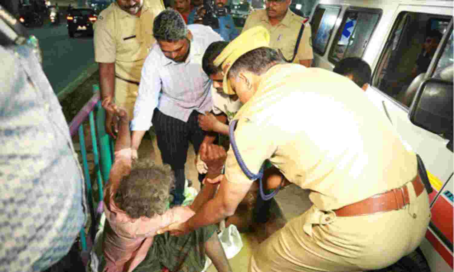 കൊച്ചിയിലെ തെരുവില് കിടന്നുറങ്ങിയവരെ സുരക്ഷിത കേന്ദ്രത്തിലേക്ക് മാറ്റി ജില്ലാ കലക്ടര് കൊച്ചിയിലെ തെരുവില് കിടന്നുറങ്ങിയവരെ സുരക്ഷിത കേന്ദ്രത്തിലേക്ക് മാറ്റി ജില്ലാ കലക്ടര്