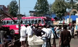 പൗരത്വ ബില്ലിനെതിരേ എസ്ഡിപിഐ പ്രതിഷേധത്തിലേക്ക് ബസ് ഇടിച്ചുകയറ്റി; സംഘര്‍ഷം, ബസ്സുകളുടെ മിന്നല്‍ പണിമുടക്ക്