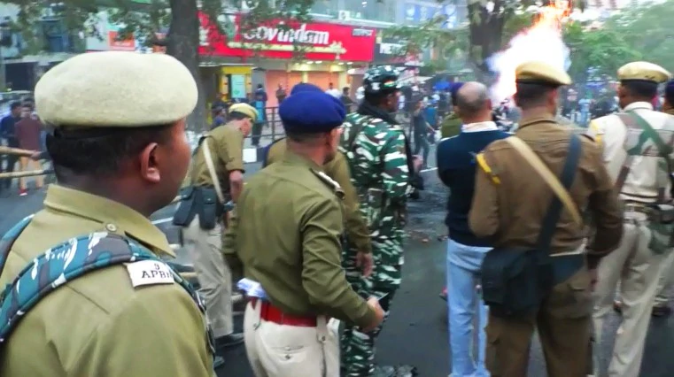 പൗരത്വ ബില്ലിനെതിരേ അസമില്‍ പ്രതിഷേധം കത്തുന്നു; കുട്ടി മരിച്ചു, 20 പേര്‍ക്ക് പരിക്ക്