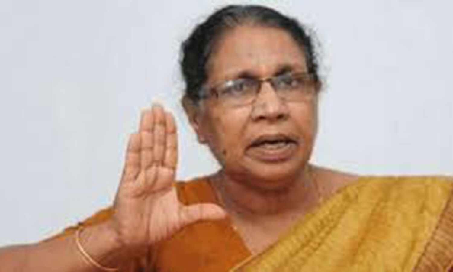 എറണാകുളത്ത് വീട്ടുജോലിക്കാരി ഫ്ളാറ്റില് നിന്ന് വീണ് മരിച്ച സംഭവം: പുനരന്വേഷണം നടത്തണമെന്ന് വനിത കമ്മീഷന്; ഫ്ളാറ്റുടമ 14 വയസുകാരിയെ ക്രൂരമായി ഉപദ്രവിച്ച കേസിലെ പ്രതിയെന്ന് എറണാകുളത്ത് വീട്ടുജോലിക്കാരി ഫ്ളാറ്റില് നിന്ന് വീണ് മരിച്ച സംഭവം: പുനരന്വേഷണം നടത്തണമെന്ന് വനിത കമ്മീഷന്; ഫ്ളാറ്റുടമ 14 വയസുകാരിയെ ക്രൂരമായി ഉപദ്രവിച്ച കേസിലെ പ്രതിയെന്ന്