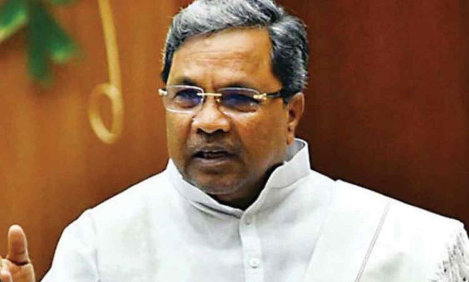 ഭൂമി അഴിമതിക്കേസ്: കര്ണാടക മുഖ്യമന്ത്രി സിദ്ധരാമയ്യയെ പ്രോസിക്യൂട്ട് ചെയ്യാന് ഗവര്ണറുടെ അനുമതി ഭൂമി അഴിമതിക്കേസ്: കര്ണാടക മുഖ്യമന്ത്രി സിദ്ധരാമയ്യയെ പ്രോസിക്യൂട്ട് ചെയ്യാന് ഗവര്ണറുടെ അനുമതി