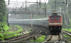 കോഴിക്കോട്ട് ഓട്ടോ ഡ്രൈവറും അയല്‍ക്കാരിയായ  വീട്ടമ്മയും തീവണ്ടി തട്ടി മരിച്ചു