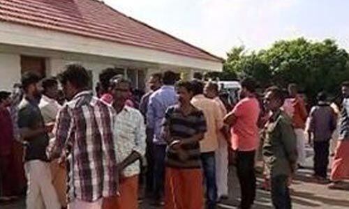 പാലക്കാട് കാറിടിച്ച് പരിക്കേറ്റ കുട്ടിയെ വഴിയിലുപേക്ഷിച്ച് യാത്രക്കാര്; കുട്ടിക്ക് ദാരുണാന്ത്യം പാലക്കാട് കാറിടിച്ച് പരിക്കേറ്റ കുട്ടിയെ വഴിയിലുപേക്ഷിച്ച് യാത്രക്കാര്; കുട്ടിക്ക് ദാരുണാന്ത്യം