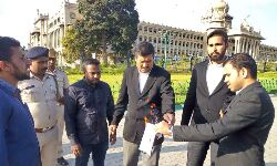 പൗരത്വ ഭേദഗതി ബില്ല് കത്തിച്ച് അഭിഭാഷകരുടെ പ്രതിഷേധം