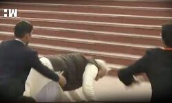 പ്രധാനമന്ത്രി നരേന്ദ്ര മോദി അടിതെറ്റി വീണു (വീഡിയോ)