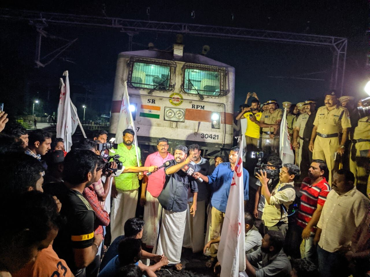 ജാമിഅ: ഡിവൈഎഫ്ഐ പ്രവര്ത്തകര് ട്രെയിന് തടഞ്ഞു ജാമിഅ: ഡിവൈഎഫ്ഐ പ്രവര്ത്തകര് ട്രെയിന് തടഞ്ഞു