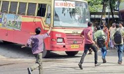 വാഹനമില്ല, പരീക്ഷ മാറ്റിയതുമില്ല; വലഞ്ഞ് വിദ്യാര്‍ത്ഥികള്‍