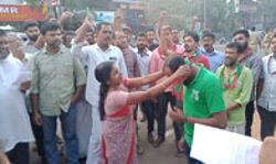 സമരക്കാരെ വര്‍ഗീയവാദികളെന്ന് വിളിച്ച് എസ്‌ഐയുടെ ആക്ഷേപം