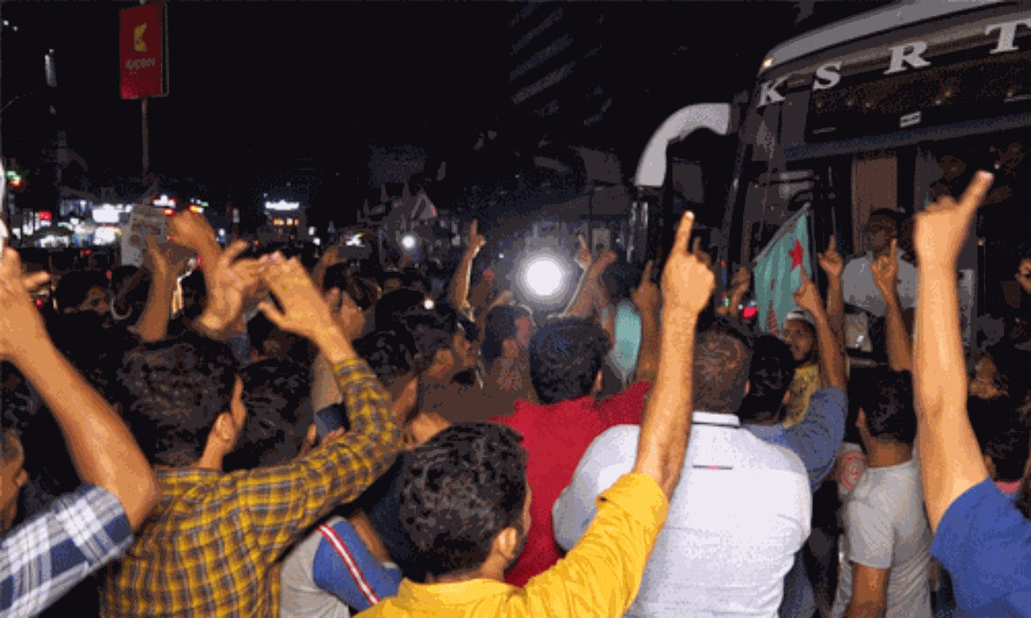 കോഴിക്കോട് രാത്രിയിലും പ്രതിഷേധം; കര്ണാടക ബസ് തടഞ്ഞു -വടക്കന് ജില്ലകളില് ജാഗ്രതാ നിര്ദേശം കോഴിക്കോട് രാത്രിയിലും പ്രതിഷേധം; കര്ണാടക ബസ് തടഞ്ഞു -വടക്കന് ജില്ലകളില് ജാഗ്രതാ നിര്ദേശം