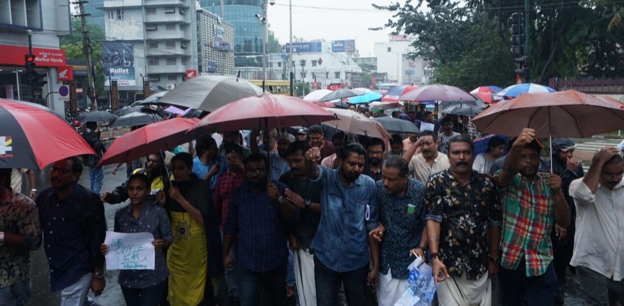 മലയാളി മാധ്യമപ്രവര്ത്തകരുടെ അറസ്റ്റില് സംസ്ഥാനവ്യാപക പ്രതിഷേധം മലയാളി മാധ്യമപ്രവര്ത്തകരുടെ അറസ്റ്റില് സംസ്ഥാനവ്യാപക പ്രതിഷേധം