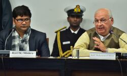 വിദേശത്തായാലും സ്വത്വബോധം കാത്തുസൂക്ഷിക്കുന്നവരാണ് മലയാളികള്: ഗവര്ണര് വിദേശത്തായാലും സ്വത്വബോധം കാത്തുസൂക്ഷിക്കുന്നവരാണ് മലയാളികള്: ഗവര്ണര്