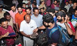 മംഗളൂരുവില് കുടുങ്ങിയ മലയാളി വിദ്യാര്ഥികളെ നാട്ടിലെത്തിച്ചു; മധുരം നല്കി സ്വീകരിച്ച് മന്ത്രി മംഗളൂരുവില് കുടുങ്ങിയ മലയാളി വിദ്യാര്ഥികളെ നാട്ടിലെത്തിച്ചു; മധുരം നല്കി സ്വീകരിച്ച് മന്ത്രി