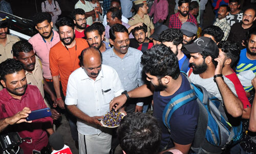 മംഗളൂരുവില് കുടുങ്ങിയ മലയാളി വിദ്യാര്ഥികളെ നാട്ടിലെത്തിച്ചു; മധുരം നല്കി സ്വീകരിച്ച് മന്ത്രി മംഗളൂരുവില് കുടുങ്ങിയ മലയാളി വിദ്യാര്ഥികളെ നാട്ടിലെത്തിച്ചു; മധുരം നല്കി സ്വീകരിച്ച് മന്ത്രി