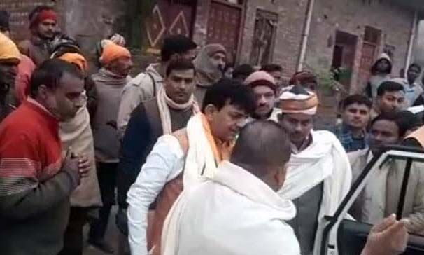 പൗരത്വ പ്രക്ഷോഭം: പരിക്കേറ്റയാളെ സന്ദര്ശിച്ച യുപി മന്ത്രി മരിച്ച രണ്ട് മുസ്ലിംകളുടെ ഗൃഹസന്ദര്ശനം ഒഴിവാക്കി പൗരത്വ പ്രക്ഷോഭം: പരിക്കേറ്റയാളെ സന്ദര്ശിച്ച യുപി മന്ത്രി മരിച്ച രണ്ട് മുസ്ലിംകളുടെ ഗൃഹസന്ദര്ശനം ഒഴിവാക്കി