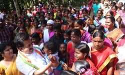 ചെന്നിത്തലയുടെ പുതുവര്‍ഷാഘോഷം കുടുംബത്തിനൊപ്പം ഇടമലക്കുടി ആദിവാസി കോളനിയില്‍