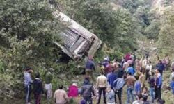 കശ്മീരില്‍ ബസ് കൊക്കയിലേക്ക് മറിഞ്ഞ് ഏഴ് മരണം; 24 പേര്‍ക്ക് പരിക്ക്