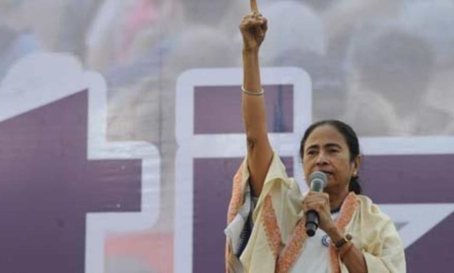 മോദി പാകിസ്താന്റെ ഇന്ത്യയിലെ പ്രതിനിധിയാണോ? മോദിയെ പരിഹസിച്ച് മമത ബാനര്ജി മോദി പാകിസ്താന്റെ ഇന്ത്യയിലെ പ്രതിനിധിയാണോ? മോദിയെ പരിഹസിച്ച് മമത ബാനര്ജി