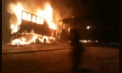 യുപിയില്‍ ബസില്‍ തീപിടിത്തം; 20 പേര്‍ കുടുങ്ങിക്കിടക്കുന്നു