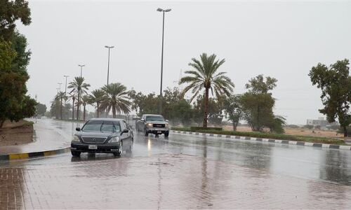 യുഎഇയില്‍ ശക്തമായ മഴ  റോഡിലെങ്ങും വെള്ളക്കെട്ട്.
