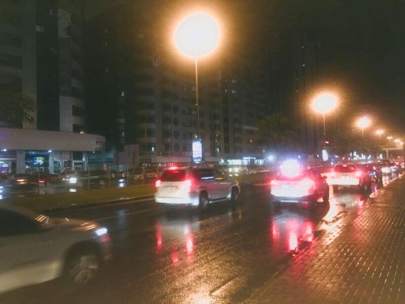 യുഎഇയില്‍ ശക്തമായ മഴ  റോഡിലെങ്ങും വെള്ളക്കെട്ട്.