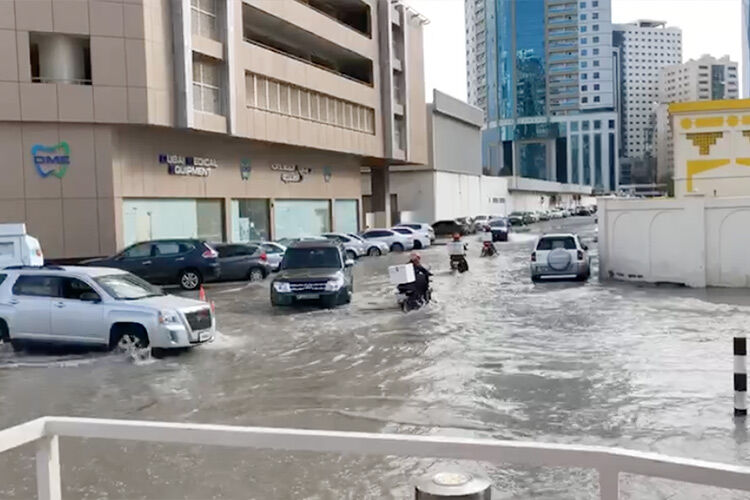 യുഎഇയില് മഴ മൂന്നാം ദിവസവും തുടരുന്നു എയര് ഇന്ത്യ സര്വ്വീസ് റദ്ദാക്കി. യുഎഇയില് മഴ മൂന്നാം ദിവസവും തുടരുന്നു എയര് ഇന്ത്യ സര്വ്വീസ് റദ്ദാക്കി.