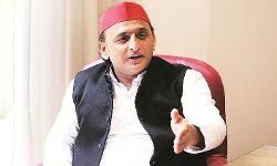 പൗരത്വ നിയമത്തിനെതിരായ പ്രതിഷേധത്തിനിടെ കൊല്ലപ്പെട്ടവരുടെ കുടുംബത്തിന് 5 ലക്ഷം രൂപ കൈമാറി അഖിലേഷ് യാദവ്