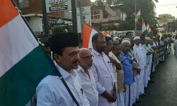 അവകാശങ്ങള്‍ ആര്‍ക്കും തീറെഴുതി നല്‍കില്ല: സാദിഖലി തങ്ങള്‍; മുസ്‌ലിം ലീഗ് ദേശ രക്ഷാ മതിലില്‍ കണ്ണി ചേര്‍ന്ന് ആയിരങ്ങള്‍