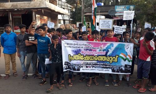 പൗരത്വ നിഷേധത്തിനെതിരേ നാട്ടുകല്ലില്‍ കുരുന്നുകളുടെ പ്രതിഷേധത്തെരുവ്