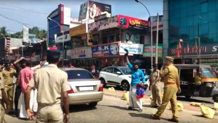 ഗവര്ണര്ക്കെതിരേ ആയൂരിൽ കരിങ്കൊടി പ്രതിഷേധം ഗവര്ണര്ക്കെതിരേ ആയൂരിൽ കരിങ്കൊടി പ്രതിഷേധം