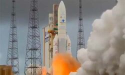 2020ലെ ഐഎസ്ആര്ഒയുടെ ആദ്യ ദൗത്യം; ജിസാറ്റ്- 30 വിജയകരമായി വിക്ഷേപിച്ച് ഇന്ത്യ 2020ലെ ഐഎസ്ആര്ഒയുടെ ആദ്യ ദൗത്യം; ജിസാറ്റ്- 30 വിജയകരമായി വിക്ഷേപിച്ച് ഇന്ത്യ