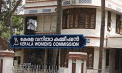 മോശമായി പെരുമാറിയ ഓട്ടോ ഡ്രൈവര്ക്കെതിരേ സ്വമേധയാ നടപടിയെടുത്ത് വനിതാ കമ്മീഷന് അംഗം ഷാഹിദ കമാല് മോശമായി പെരുമാറിയ ഓട്ടോ ഡ്രൈവര്ക്കെതിരേ സ്വമേധയാ നടപടിയെടുത്ത് വനിതാ കമ്മീഷന് അംഗം ഷാഹിദ കമാല്