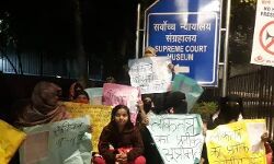 പൗരത്വ നിയമം: ഹരജികള്‍ പരിഗണിക്കാനിരിക്കെ അര്‍ദ്ധരാത്രിയില്‍ സുപ്രീംകോടതിക്ക് മുന്നില്‍ സ്ത്രീകളുടെ പ്രതിഷേധം