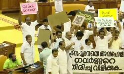 നിയമസഭയ്ക്ക് പുറത്തും പ്രതിഷേധവുമായി പ്രതിപക്ഷം; ഗവര്‍ണര്‍ ആര്‍എസ്എസ്സിന്റെ ഏജന്റെന്ന് ചെന്നിത്തല