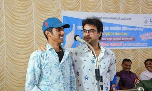 പ്രസംഗത്തിനിടെ കൂവിയ വിദ്യാര്ഥിയെ മൈക്കിലൂടെ കൂവിപ്പിച്ച് നടന് ടൊവിനോ തോമസ് പ്രസംഗത്തിനിടെ കൂവിയ വിദ്യാര്ഥിയെ മൈക്കിലൂടെ കൂവിപ്പിച്ച് നടന് ടൊവിനോ തോമസ്