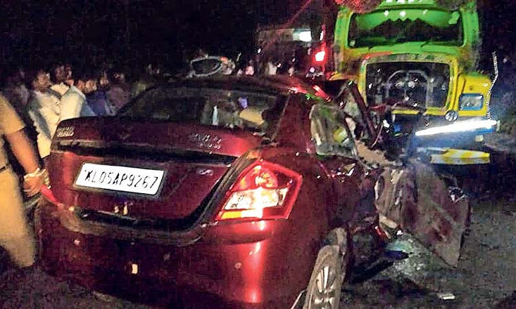 കാറും ലോറിയും കൂട്ടിയിടിച്ച് ഒരു കുടുംബത്തിലെ അഞ്ചുപേര് മരിച്ചു കാറും ലോറിയും കൂട്ടിയിടിച്ച് ഒരു കുടുംബത്തിലെ അഞ്ചുപേര് മരിച്ചു