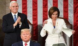 കൈ കൊടുക്കാതെ ട്രംപ്, പ്രസംഗത്തിന്റെ പകര്‍പ്പ് കീറി നാന്‍സി പെലോസി