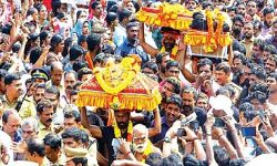 ശബരിമല തിരുവാഭരണങ്ങള്‍ പന്തളം രാജകുടുംബം കൈവശം വയ്ക്കുന്നത് ചോദ്യം ചെയ്ത് സുപ്രിം കോടതി