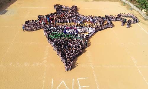 ഒരേ ഒരിന്ത്യ, ഒരൊറ്റ ജനത; മനുഷ്യഭൂപടവുമായി ചളവറയിലെ കുട്ടികള് ഒരേ ഒരിന്ത്യ, ഒരൊറ്റ ജനത; മനുഷ്യഭൂപടവുമായി ചളവറയിലെ കുട്ടികള്