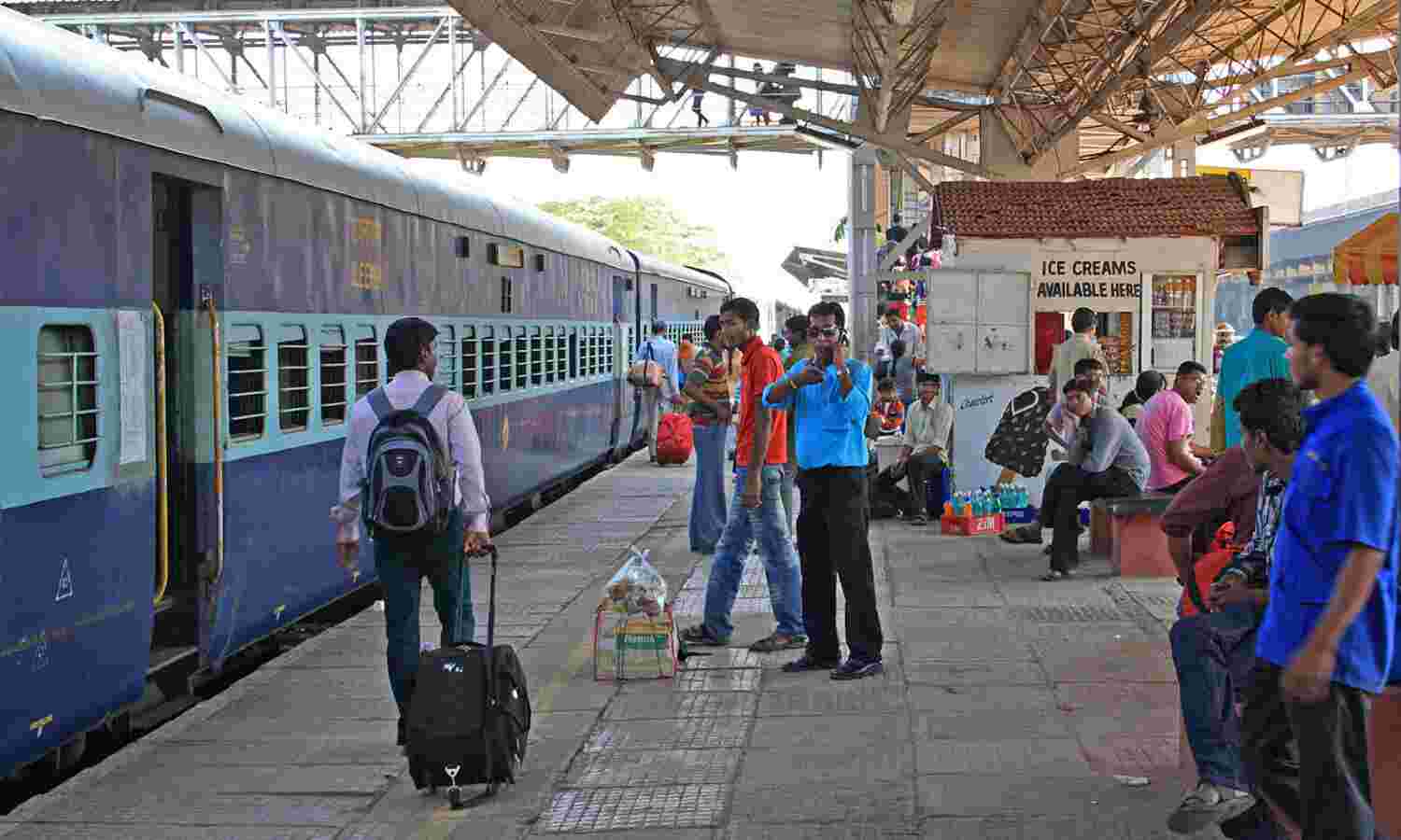 500 പാസഞ്ചര് തീവണ്ടികളും 750 സ്റ്റേഷനുകളും സ്വകാര്യമേഖലയിലേക്ക് 500 പാസഞ്ചര് തീവണ്ടികളും 750 സ്റ്റേഷനുകളും സ്വകാര്യമേഖലയിലേക്ക്